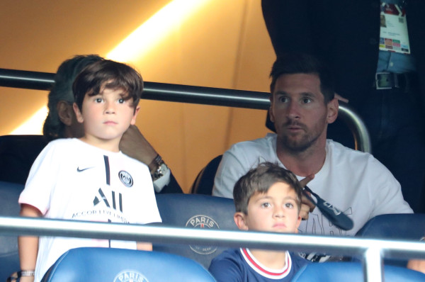 Disaksikan Lionel Messi, PSG Sukses Gasak Strasbourg