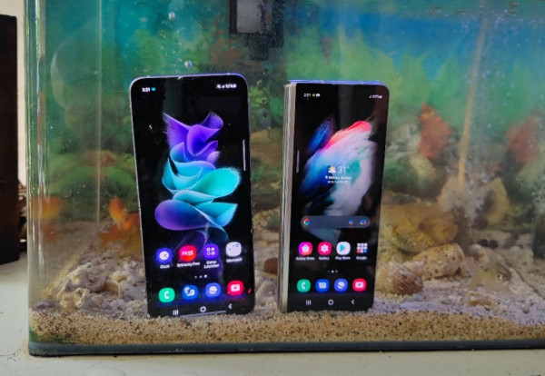 Saya Menceburkan Ponsel Lipat Sultan Galaxy Z Flip3 dan Z Fold3 ke dalam Aquarium