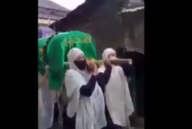 Heboh, Sejumlah Wanita Gotong Keranda Mayat ke Masjid Disalatkan Lalu Dimakamkan