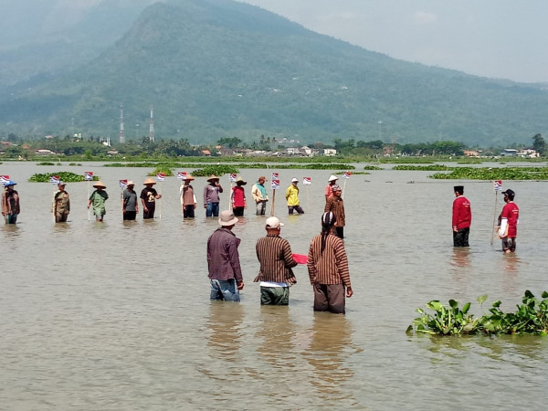 Upacara Bendera Petani Rawa Pening, Kibarkan Merah Putih di Tengah Genangan Limpasan Danau Alam