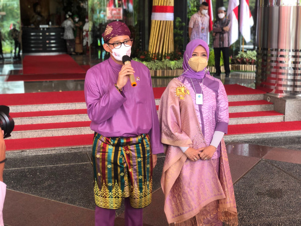Sandiaga Uno dan Istri Pakai Baju Adat Tunjukan Kebhinnekaan