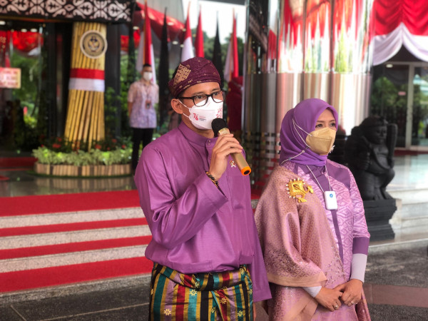 Sandiaga Uno dan Istri Pakai Baju Adat Tunjukan Kebhinnekaan