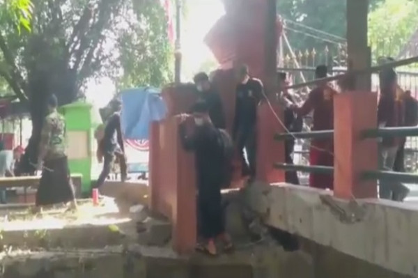 Sekelompok Orang Segel Gerbang Keraton Kasepuhan Cirebon Tepat di Hari Peringatan HUT RI ke 76