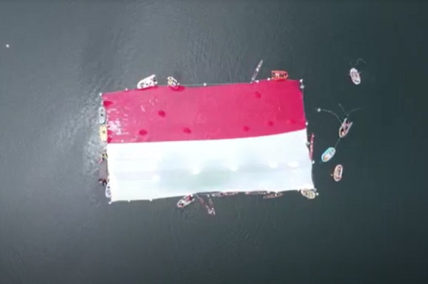 Warga Aceh Tengah Bentangkan Bendera Merah Putih Raksasa di Danau Laut Tawar