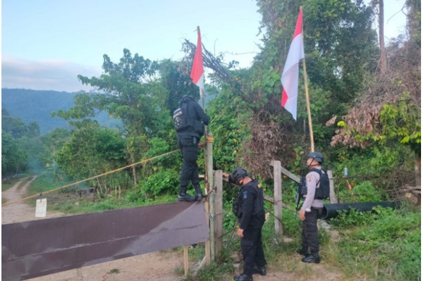 Pasukan Brimob Pasangi Jalur Tikus Perbatasan RI-PNG dengan Puluhan Bendera Merah Putih