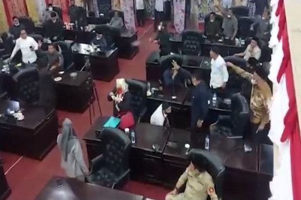 Baku Hantam, Sidang Paripurna DPRD Kabupaten Solok Ricuh Sejumlah Asbak Melayang