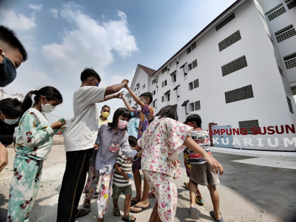 Anies Bagikan Keceriaan Anak-anak Kampung Akurium, Begini Potretnya