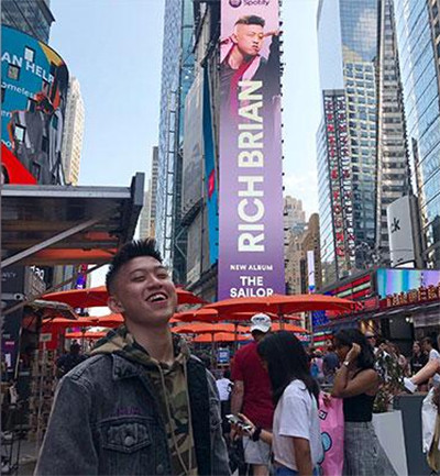 Bangga! Wajah Musisi Indonesia Ini Pernah Menghiasi Times Square New York