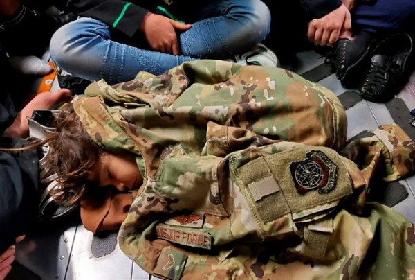 Putus Asa, Para Wanita Lempar Bayi Lewati Kawat Berduri di Bandara Kabul
