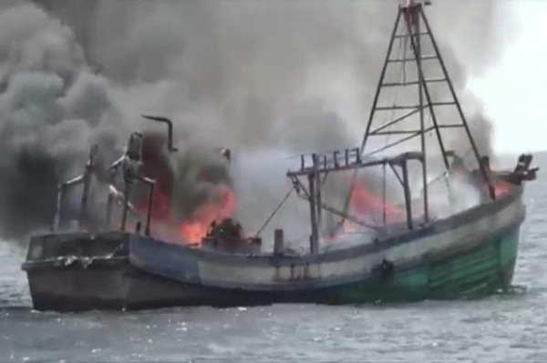 Letusan Tembakan dan Kobaran Api Warnai Penangkapan Kapal Vietnam di Laut Natuna Utara