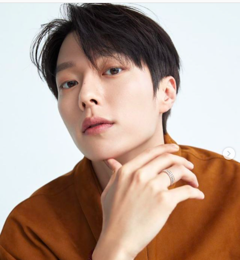 4 Potret Ganteng Jang Ki Yong, Idola Dian Sastro yang Siap Wamil