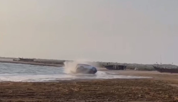 Drifting di Tepi Pantai, Toyota Fortuner Langsung Terguling