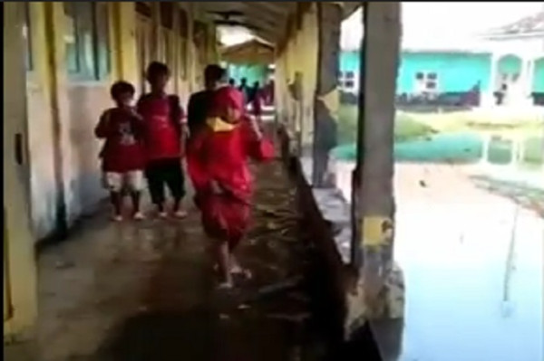 Banjir Rob Terjang Indramayu, Pelajar SD Terpaksa Belajar Dalam Genangan Air di Musala