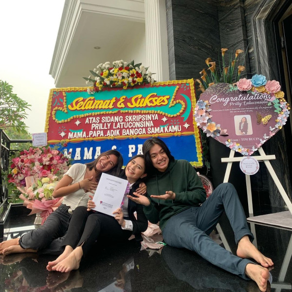 Prilly Latuconsina Jadi Sarjana Ilmu Komunikasi, Selamat!