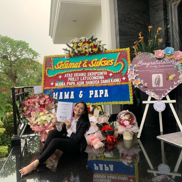 Prilly Latuconsina Jadi Sarjana Ilmu Komunikasi, Selamat!