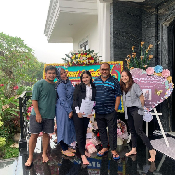 Prilly Latuconsina Jadi Sarjana Ilmu Komunikasi, Selamat!