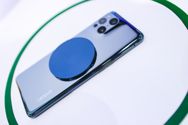 OPPO Pamer Charger Nirkabel MagVOOC dan Kontrol Mobil Jarak Jauh lewat HP