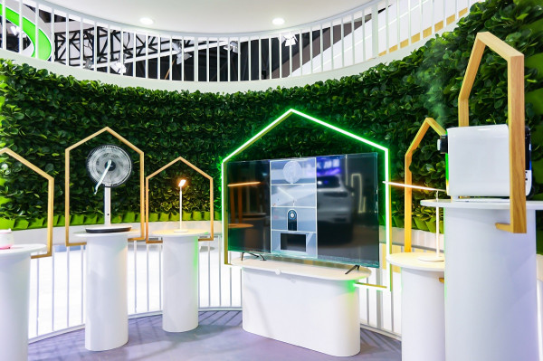 OPPO Pamer Charger Nirkabel MagVOOC dan Kontrol Mobil Jarak Jauh lewat HP