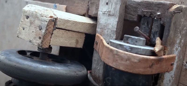 Motor Listrik dari Kayu Berfitur Smartphone Bikinan Samuel