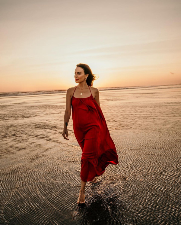 Sophia Latjuba Pakai Dress Merah di Pinggir Pantai, Netizen Auto Terpesona