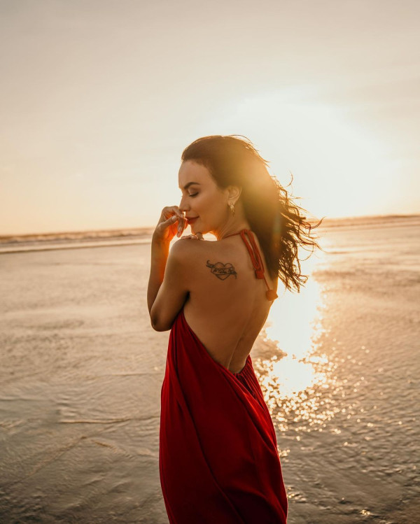 Sophia Latjuba Pakai Dress Merah di Pinggir Pantai, Netizen Auto Terpesona