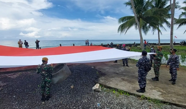 2 Pati TNI AL Ikut Bentangkan Merah Putih di Tanjung Jokowi