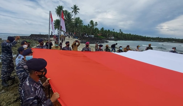 2 Pati TNI AL Ikut Bentangkan Merah Putih di Tanjung Jokowi