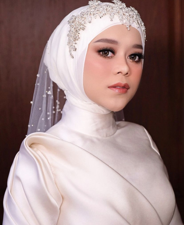 Serba Putih, Lesti Kejora Tampil Elegan dan Bikin Pangling di Acara Tasyakuran Pernikahan