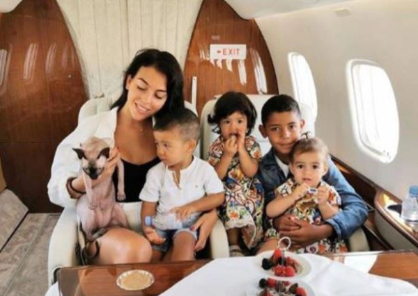 Kisah Asmara Cristiano Ronaldo dan Gadis Sales Tas yang Menghebohkan