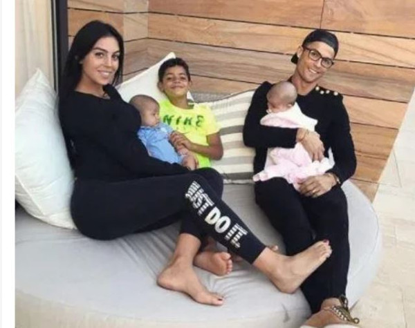 Kisah Asmara Cristiano Ronaldo dan Gadis Sales Tas yang Menghebohkan