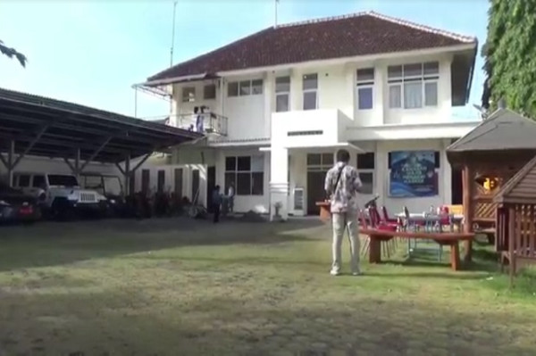 Ada Deretan Mobil Mewah dan Mobil Dinas N1 MP di Belakang Rumah Megah Bupati Cantik Probolinggo