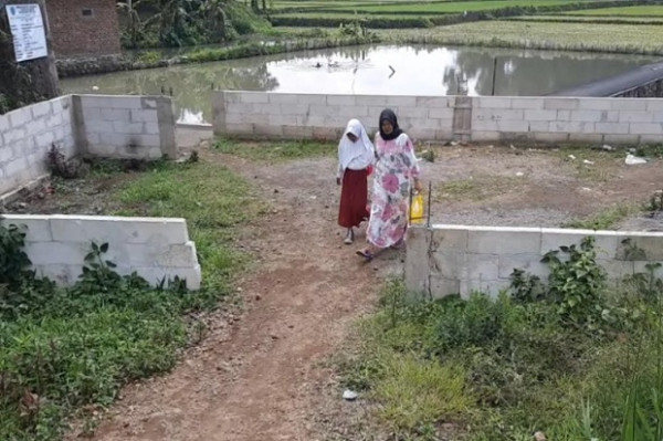 Siswa SD ke Sekolah Harus Lewat Kuburan, Jalan Utama Ditutup Tembok Beton 3 Meter