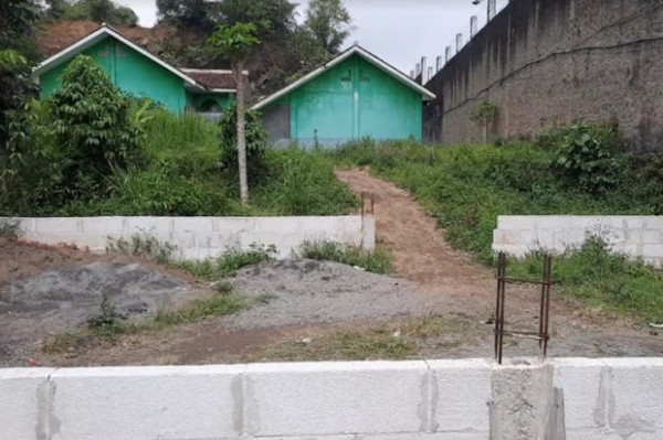 Siswa SD ke Sekolah Harus Lewat Kuburan, Jalan Utama Ditutup Tembok Beton 3 Meter
