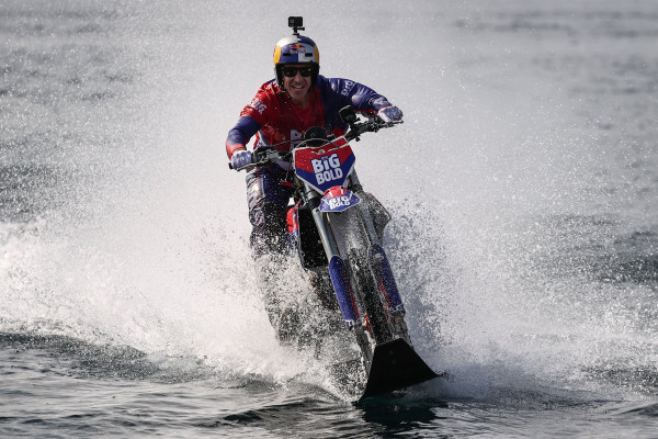 Stuntman James Bond Sukses Kendarai Motor di Atas Permukaan Selat Bosporus