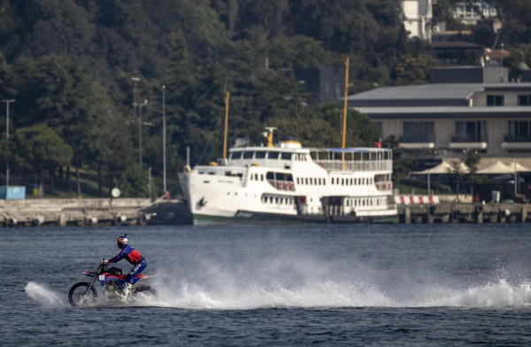 Stuntman James Bond Sukses Kendarai Motor di Atas Permukaan Selat Bosporus