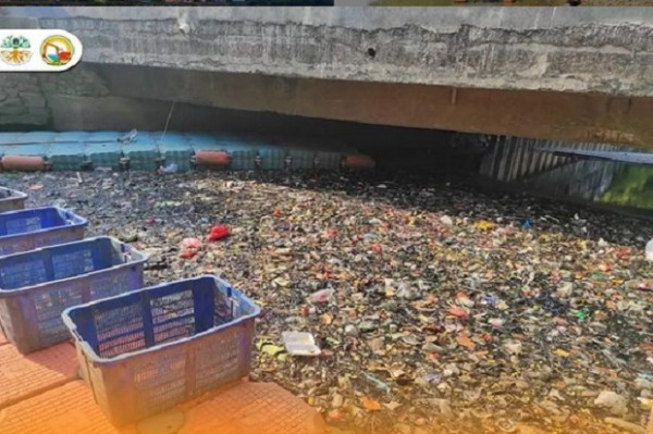 Pemandangan Menyedihkan, Tumpukan Sampah Masih Penuhi Saluran dan Badan Air di Jakarta