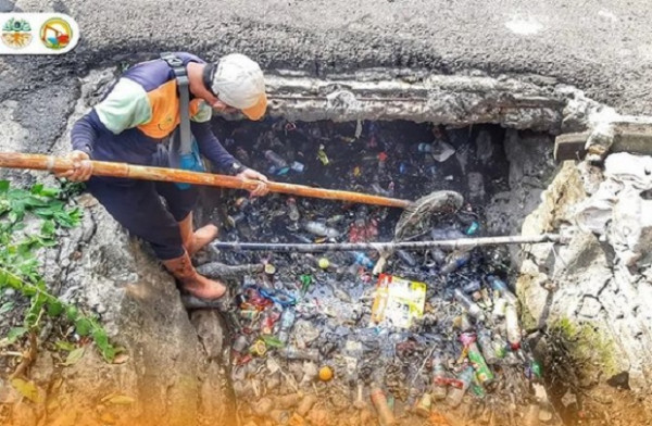 Pemandangan Menyedihkan, Tumpukan Sampah Masih Penuhi Saluran dan Badan Air di Jakarta