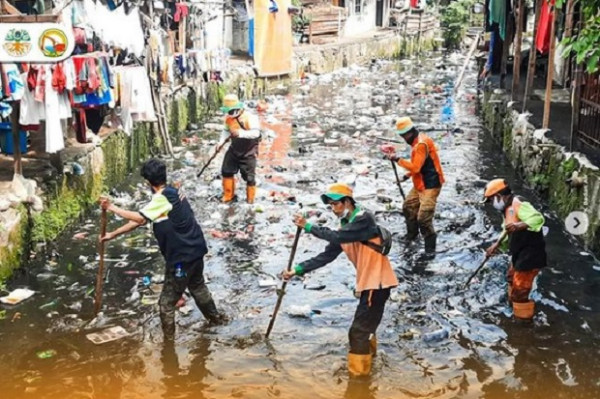 Pemandangan Menyedihkan, Tumpukan Sampah Masih Penuhi Saluran dan Badan Air di Jakarta