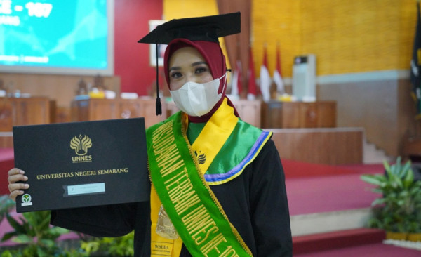 Tangis Sopir Truk Pecah di Unnes, Putri Cantiknya Lulus Sarjana dengan IPK 3,98