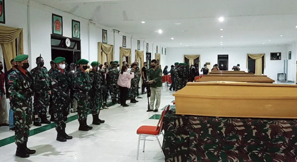 Tiba di Sorong, Jenazah 4 Prajurit TNI yang Gugur Disemayamkan di Balai Prajurit Korem 181