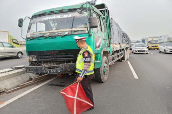 3 Kendaraan Berat Terlibat Tabrakan Beruntun di Tol JORR