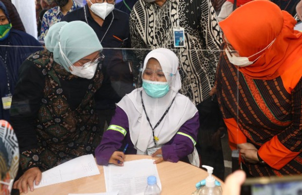 Kunjungan Kerja ke Semarang, Menaker Ida Tinjau Aktivasi Rekening Pekerja Penerima BSU