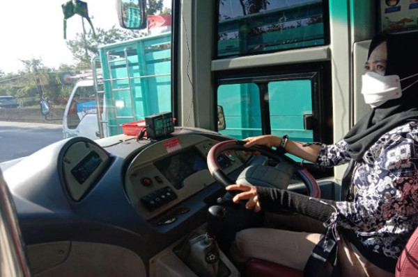 Kisah Yunita Ningsih Driver Transjateng, 15 Tahun Betah Mengaspal Karena Hobi Nyopir