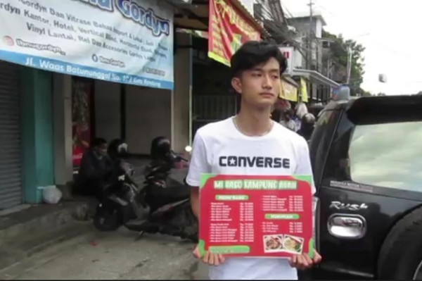 Gantengnya Kelewatan Bak Artis Korea, Pedagang Bakso Ini Gemparkan Kota Bandung