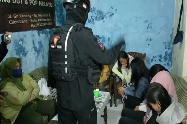 Asyik Tenggak Arak Dicampur Obat Batuk, 6 Gadis SMP dan 2 Pria Diciduk Tim Maung Galunggung