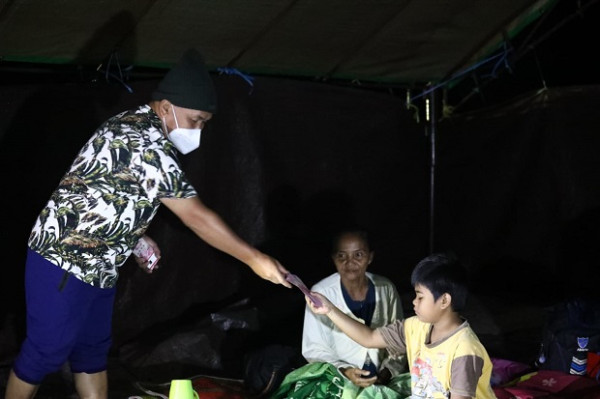 Gubernur Kalteng Kunjungi Posko Pengungsian Banjir di Katingan