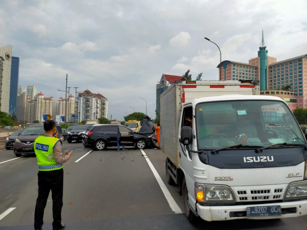 Tiga Mobil Rusak Parah Akibat Tabrakan Beruntun di Tol Grogol, Satu Orang Luka Ringan