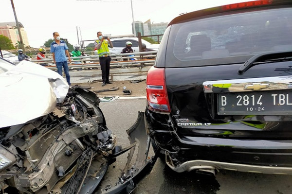 Tiga Mobil Rusak Parah Akibat Tabrakan Beruntun di Tol Grogol, Satu Orang Luka Ringan