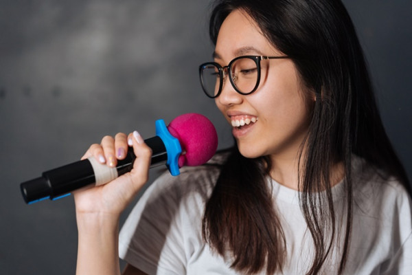 4 Cara Obati Rasa Kangen Nonton Konser, Nyanyi Sendiri Termasuk!
