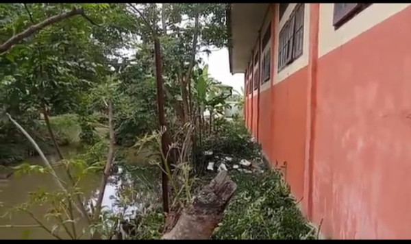 Memprihatinkan! Bangunan SD di Pidie Nyaris Ambles Ke Dalam Saluran Irigasi